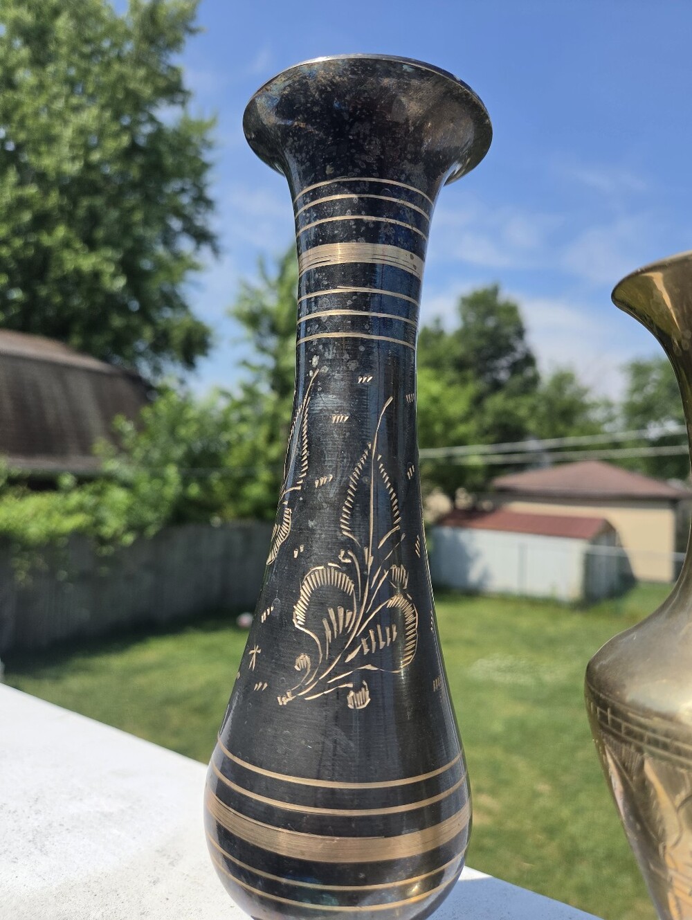 Vintage MCM Indian Brass Etched Vases, Mixed Finish Black & Polished Brass Set - Picture 4 of 7